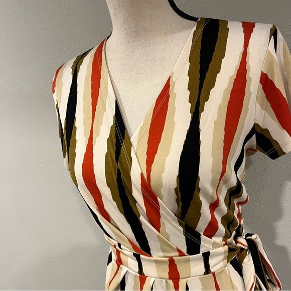 Banana Republic short sleeve midi wrap dress - Picture 2 of 11